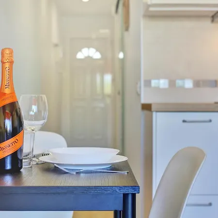 Beautiful Days, Air Con, Terrace, Fast Internet Apartment *